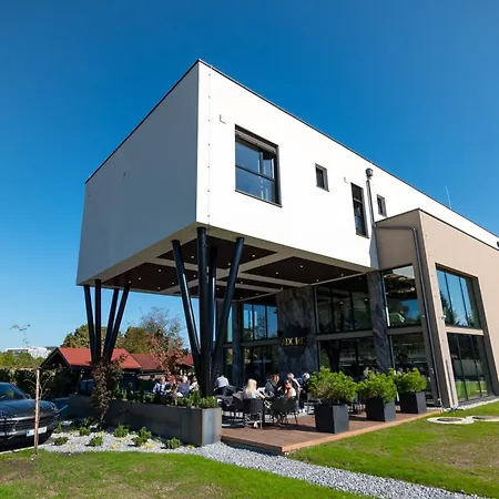 Adore Λιουμπλιάνα